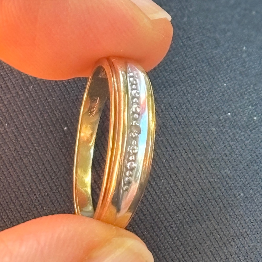 10k small Diamond ring